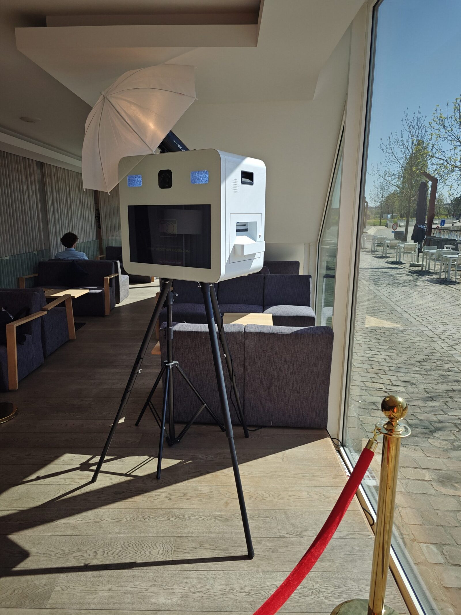 Klassieke photobooth in actie tijdens een feest — Photoboothverhuur België